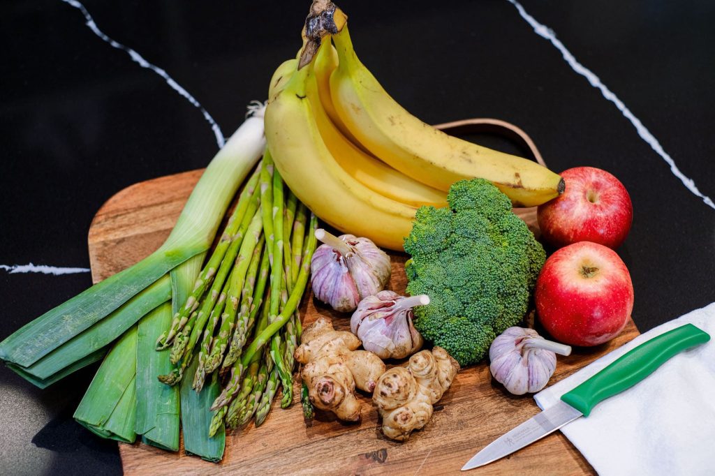 Prebiotic foods that support gut bacteria, including bananas, garlic, and onions